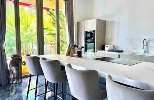 Chalong Casa | "D-Luxury Pool Villa in Rawai: Exclusive Stay"