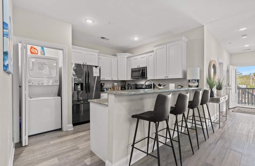 Myrtle Beach Apartamento | D · Modern 4BR Central Near Beach & Pier King Beds #D