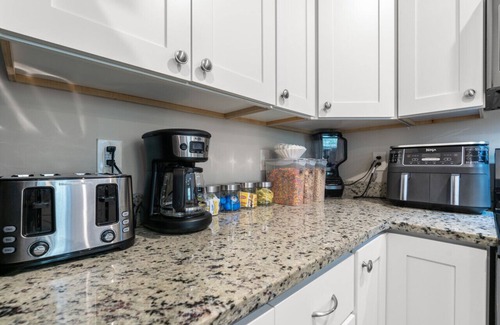 Myrtle Beach Apartamento | D · Modern 4BR Central Near Beach & Pier King Beds #D
