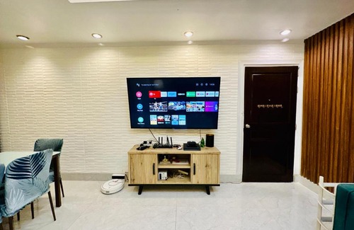 South Triangle Apartamento | D2 of 2: 53-Sqm 1-Bedroom Condo