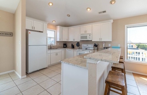 Carolina Dunes Casa | D3905 Flip Flop Inn. Patio con piscina, jacuzzi, bien mantenido, WiFi, ropa de cama