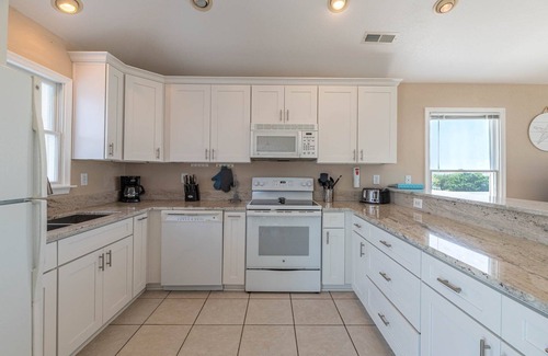 Carolina Dunes Casa | D3905 Flip Flop Inn. Patio con piscina, jacuzzi, bien mantenido, WiFi, ropa de cama