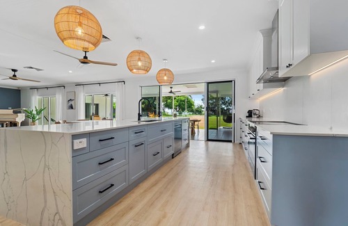 Kewarra Beach Casa | Da White Beachfront House Entertainer near Palm Cove Cairns