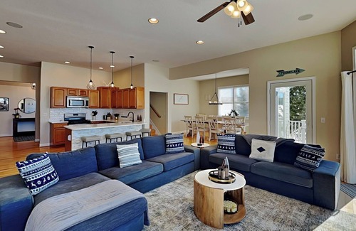 Waterfront Greens Casa | Dacha Verde | Luxe, Game Room, Hot Tub