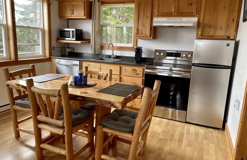 Saint Esprit Cabaña | Lujoso Lakeside Cottage Bear (muebles de diseño de registro / frente al lago / wifi / belltv)