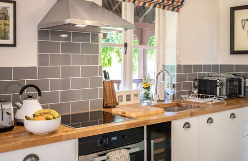 Waddesdon Cabaña | DAIRY COTTAGE, pet friendly, character holiday cottage in Waddeston