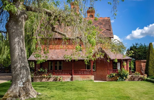 Waddesdon Cabaña | DAIRY COTTAGE, pet friendly, character holiday cottage in Waddeston