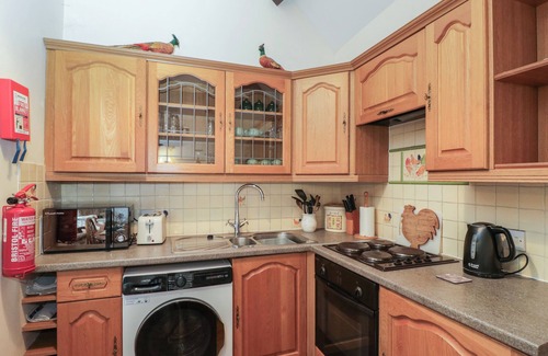 Chipping Sodbury Cabaña | DAISY COTTAGE, pet friendly, with a garden in Chipping Sodbury