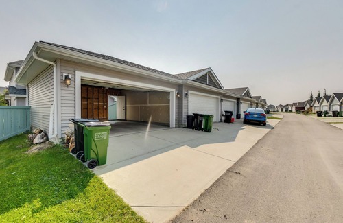 Southwest Edmonton Casa | Daisy - Modern 3BR Home | Glenridding Area | BBQ
