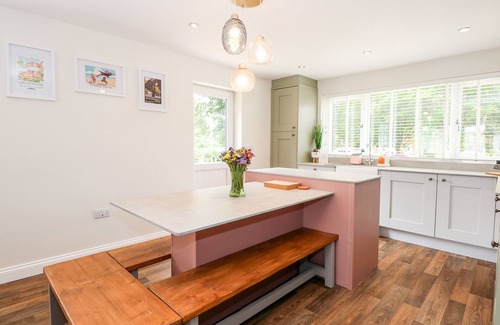 Woodhall Spa Casa | DAISY TREE COTTAGE, pet friendly, with hot tub in Woodhall Spa