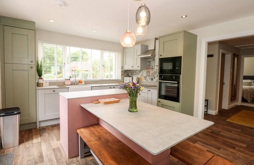 Woodhall Spa Casa | DAISY TREE COTTAGE, pet friendly, with hot tub in Woodhall Spa