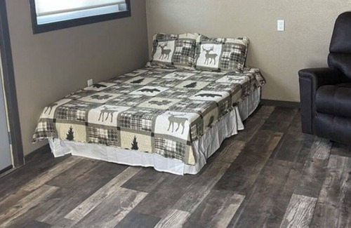 Faulkton Casa | Dakota Landing Cabins & Motel: 8-Cozy, newly remodeled cabin