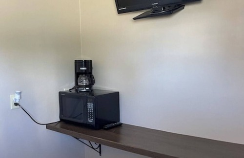 Faulkton Casa | Dakota Landing Cabins & Motel: Room #1-Cozy, newly remodeled motel room