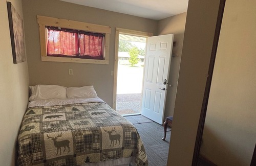 Faulkton Casa | Dakota Landing Cabins & Motel: Room #3-Cozy, newly remodeled motel room