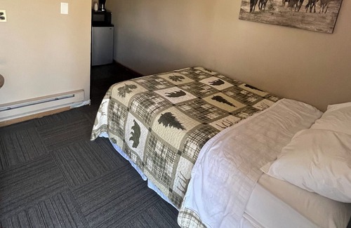 Faulkton Casa | Dakota Landing Cabins & Motel: Room #3-Cozy, newly remodeled motel room