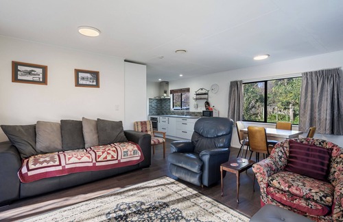 Raumati South Casa | Dale Sanctuary - Raumati South Holiday Home