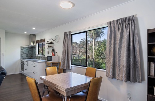 Raumati South Casa | Dale Sanctuary - Raumati South Holiday Home