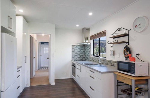 Raumati South Casa | Dale Sanctuary - Raumati South Holiday Home