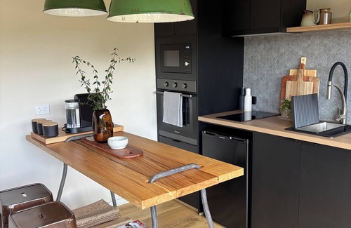 Warburton Casa | Dalla Vite, 'by the vine'