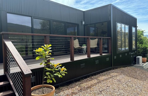 Warburton Casa | Dalla Vite, 'by the vine'