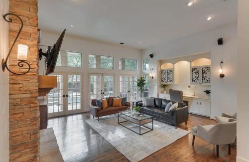 Park Central Casa | Dallas Gem 5 Bedrooms Home with Pool Game Room