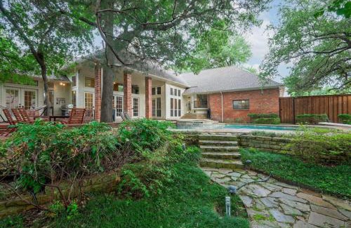 Park Central Casa | Dallas Gem 5 Bedrooms Home with Pool Game Room