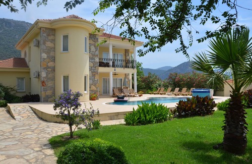 Dalyan Villa | Dalyan Tulip Villa: piscina privada y zona ajardinada, ubicación tranquila