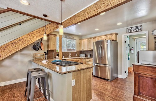 South Lake Tahoe Casa | Dancing Bear Cabin | Pet Friendly, Sleeps 4, Totally cute!
