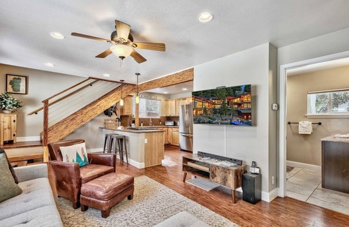 South Lake Tahoe Casa | Dancing Bear Cabin | Pet Friendly, Sleeps 4, Totally cute!