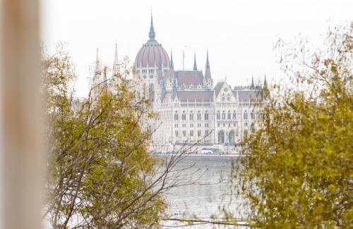 Budavar Apartamento | Danube Waterfront View at Chain Bridge