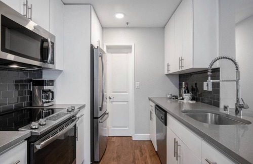 Old Mountain View Apartamento | Dapper Downtown Mountain View 2BR w/ pool, gym, parking, by Blueground