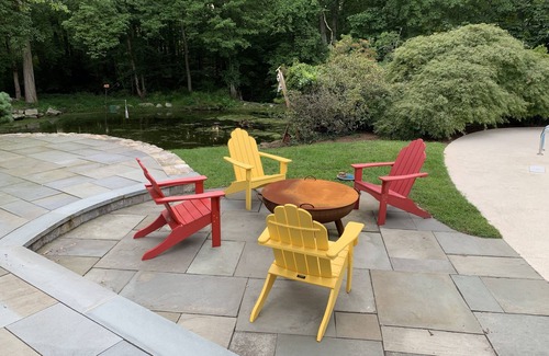 Darien Casa | Darien family home on a Cul de Sac with pond.