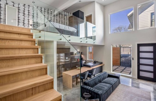 East Downtown Houston Casa | Dark loft · The O’Four Lofts - Midnight Lux