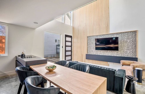East Downtown Houston Casa | Dark loft · The O’Four Lofts - Midnight Lux