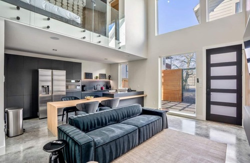 East Downtown Houston Casa | Dark loft · The O’Four Lofts - Midnight Lux