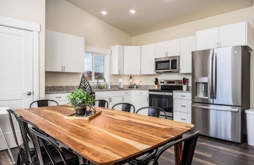 Kanab Casa | Dark Skies l Private Hot Tub I Pool & Pickleball Court