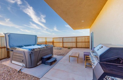 Kanab Casa | Dark Skies l Private Hot Tub I Pool & Pickleball Court