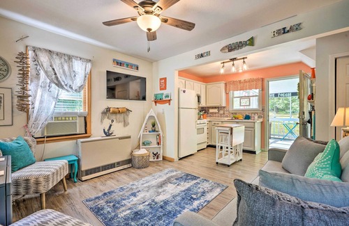 North East Cabaña | Darling Cottage ~ 1 Mi to Lake Erie Beach!
