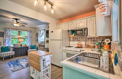 North East Cabaña | Darling Cottage ~ 1 Mi to Lake Erie Beach!