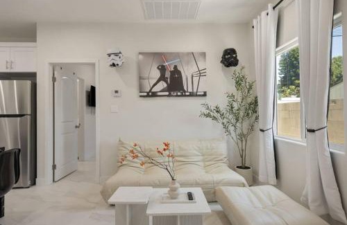 Southwest Anaheim Casa | Darth Vaders Lair - 10 mins to Disney - Sleeps 6