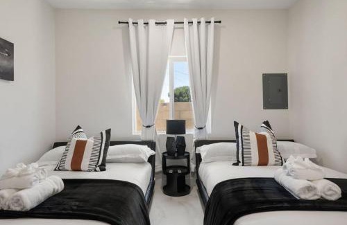 Southwest Anaheim Casa | Darth Vaders Lair - 10 mins to Disney - Sleeps 6