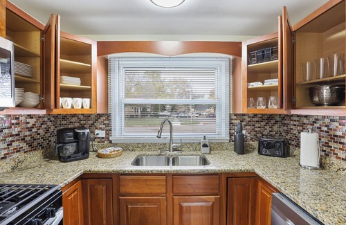 Des Plaines Casa | Dash: 4 Bdrms, 2.5 BA