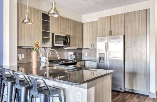 Plano Apartamento | Dashing 1BR Suite | Pool, Parking + Gym I