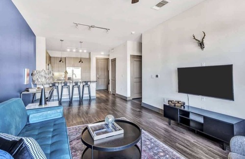 Plano Apartamento | Dashing 1BR Suite | Pool, Parking + Gym I