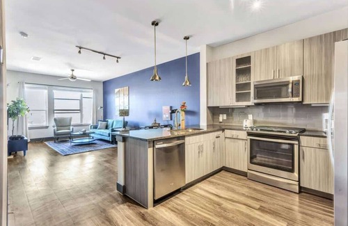 Plano Apartamento | Dashing 1BR Suite | Pool, Parking + Gym I