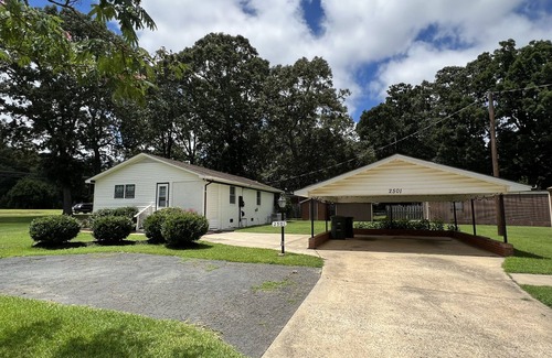 Monroe Casa | David's Place, Relaxing, calm 3 bedroom 2 full baths in a quiet neighborhood.