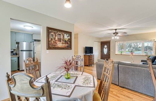 Schaumburg Casa | Day Trip to Chicago: Hoffman Estates Gem!