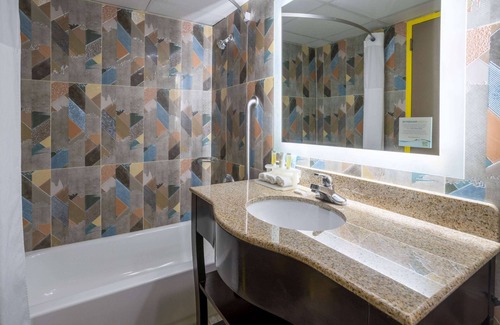 North Bergen Hotel | Days Hotel by Wyndham North Bergen /NYC Area