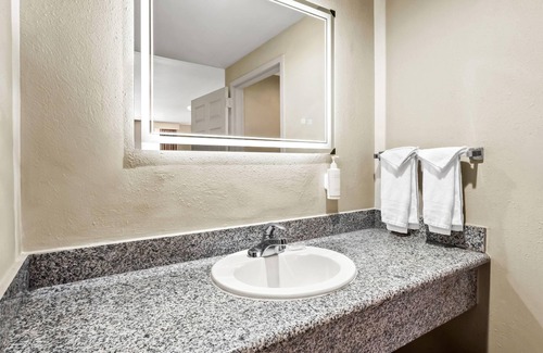 Rialto Hotel | Days Inn by Wyndham Fontana / Rialto