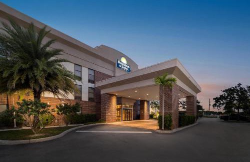 Biggar Hotel | Days Inn & Suites by Wyndham Fort Myers Near JetBlue Park
